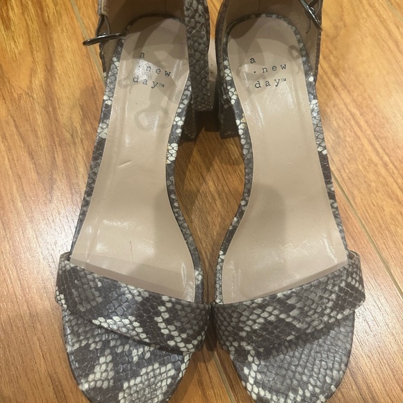 Target heels - Picture 2 of 2